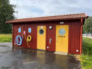 Pumpstationen ligger vid toaletterna i närheten av Vålösundsvägen och Beckasinvägen