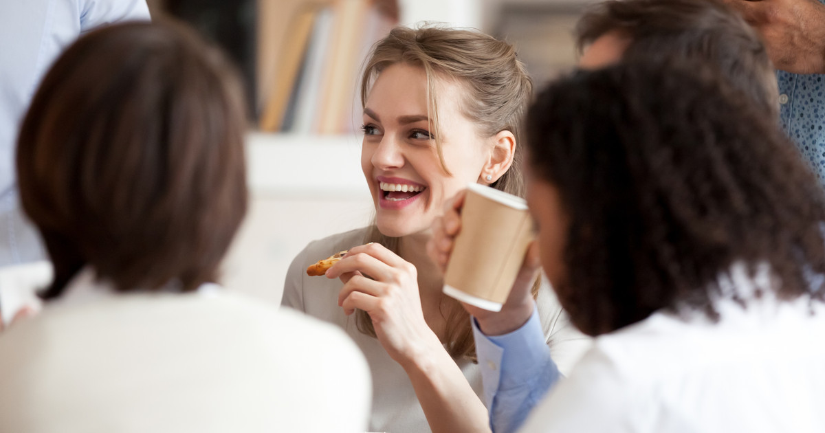 29092132-smiling-businesswoman-eating-pizza-with-colleagues-on-break.jpg