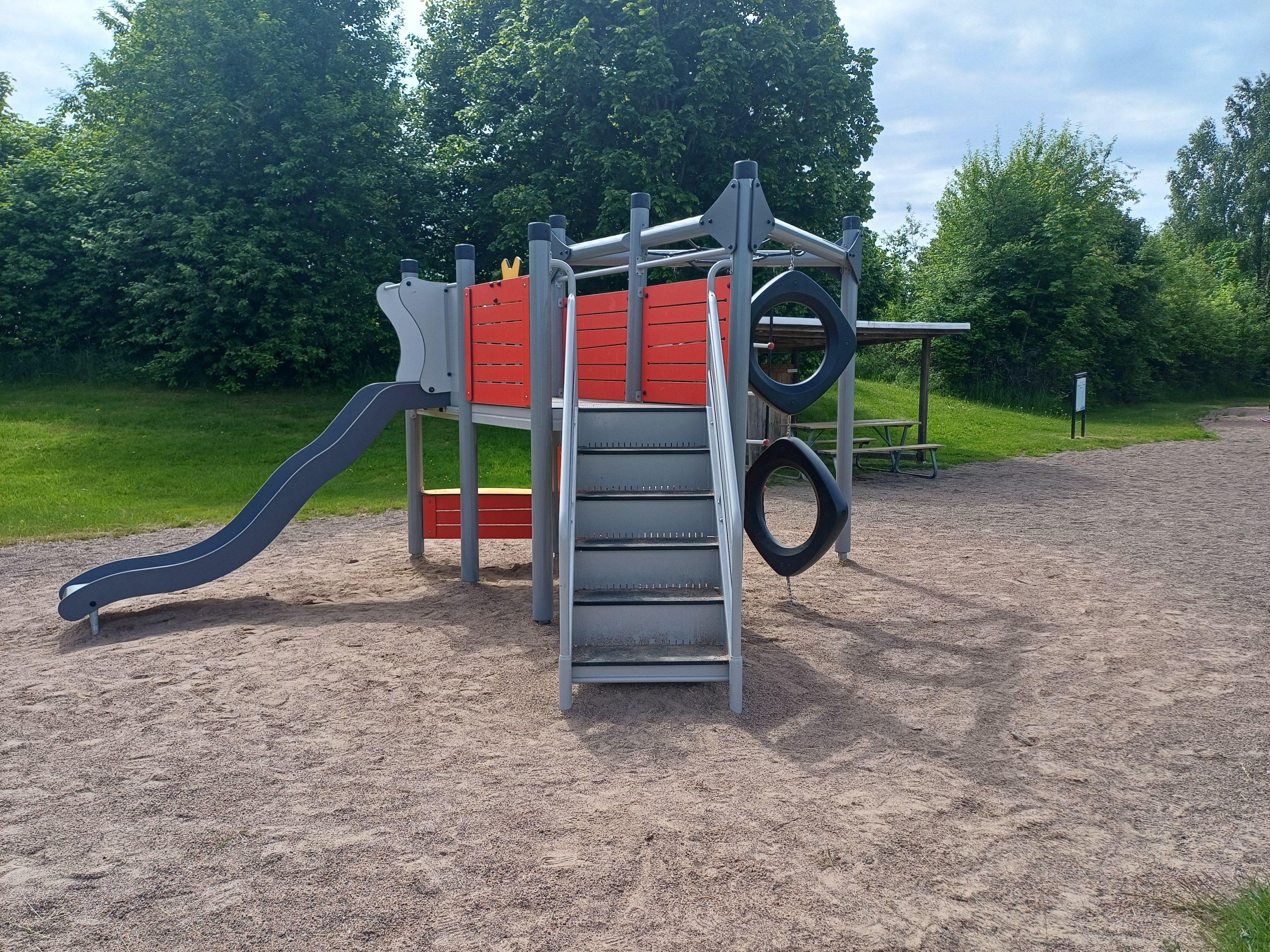 Lekställning vid Östermalms lekpark med rutchkana och ringar
