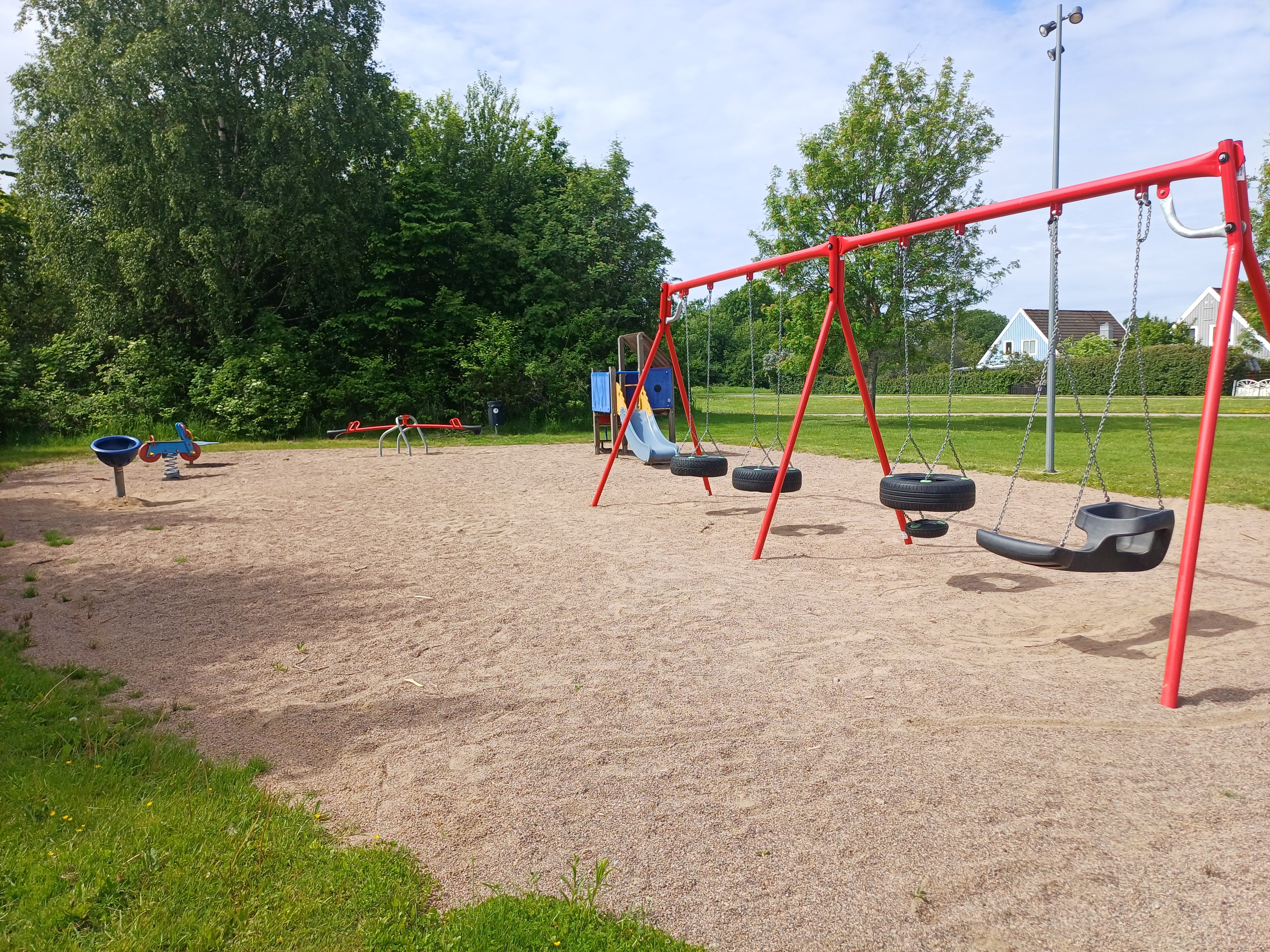 Lekpark vid Östermalm med gungor och gungbräda