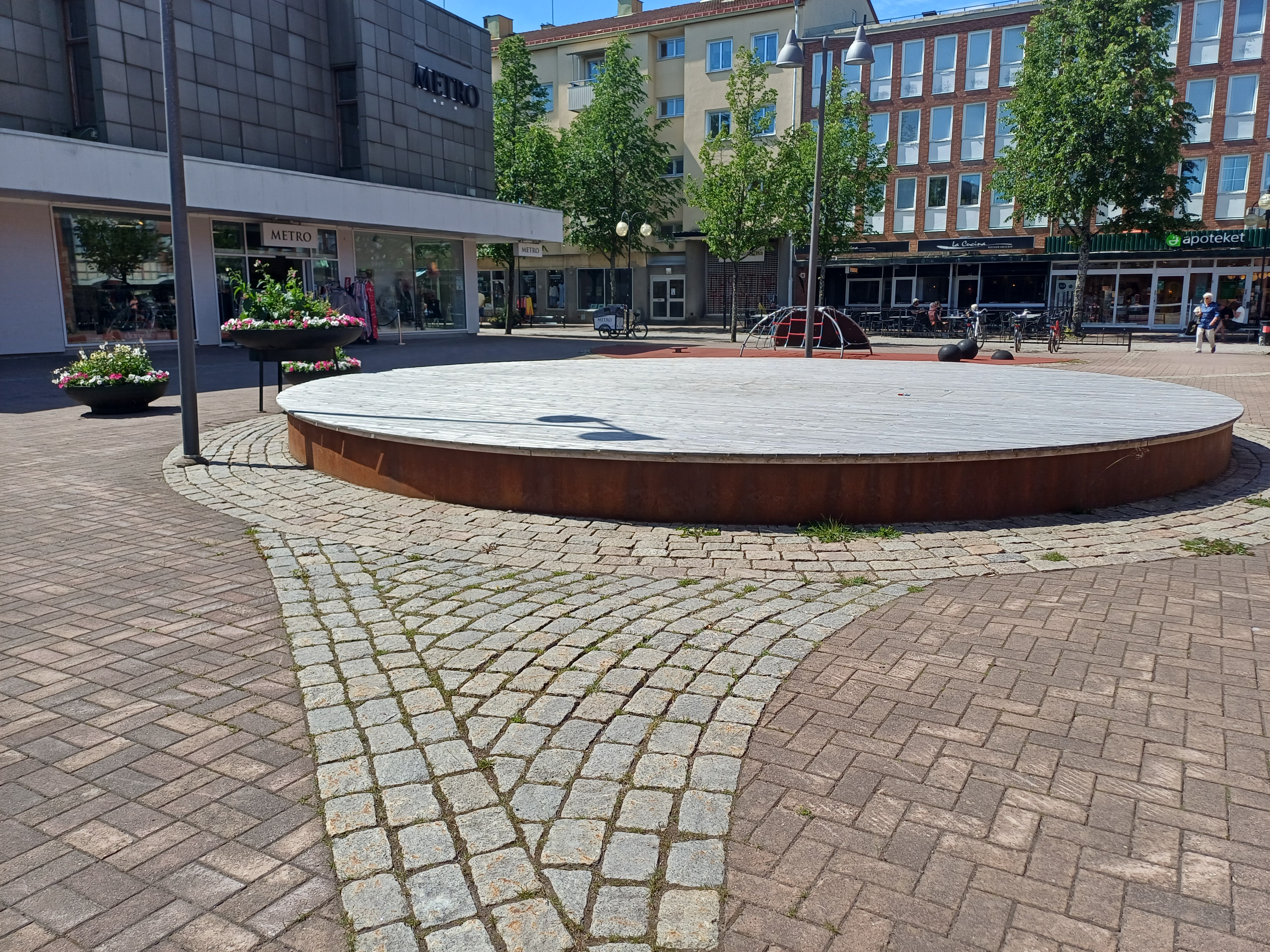 Scen vid Lyrantorget
