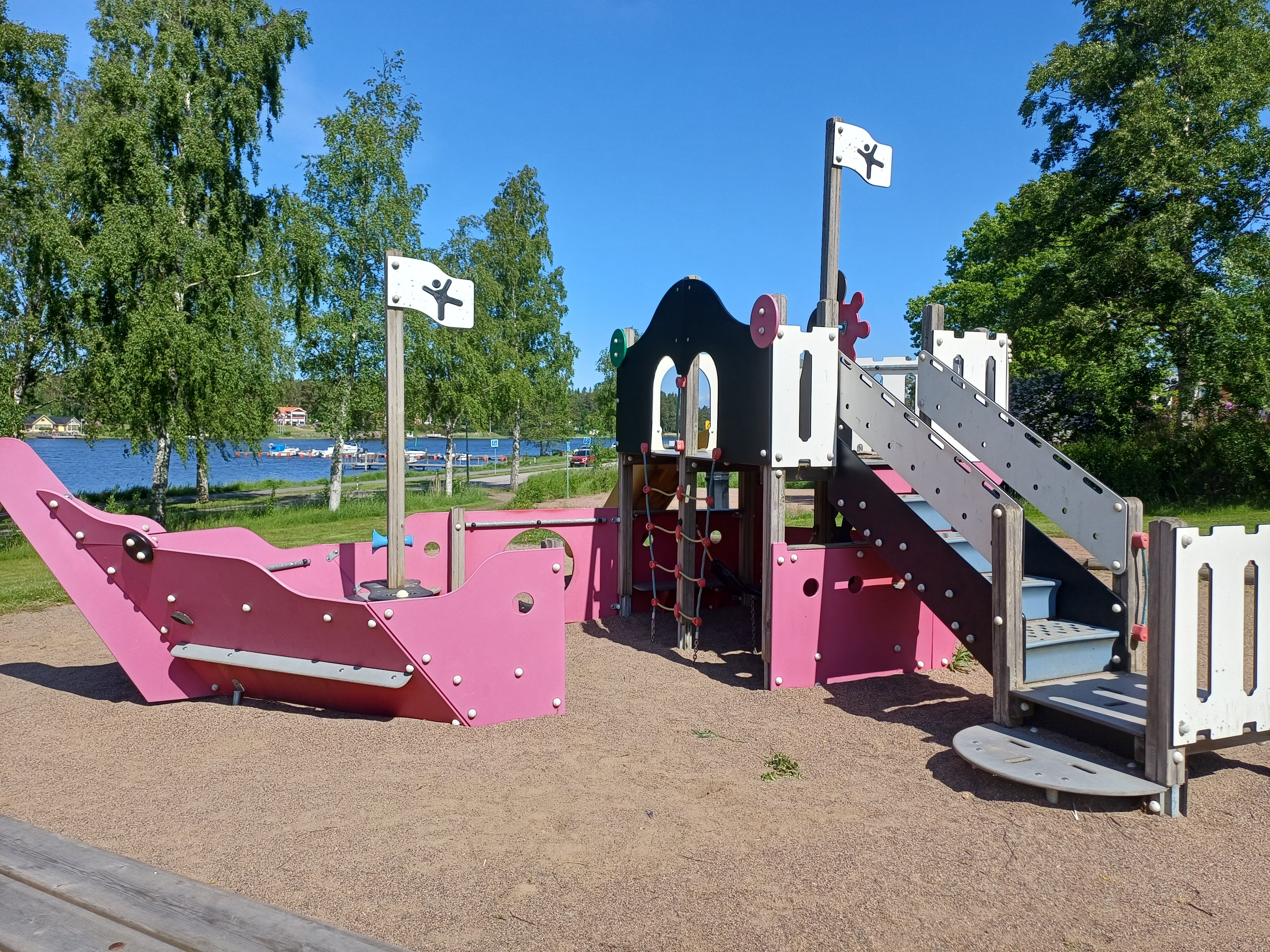 Sörkastet lekpark med lekbåt