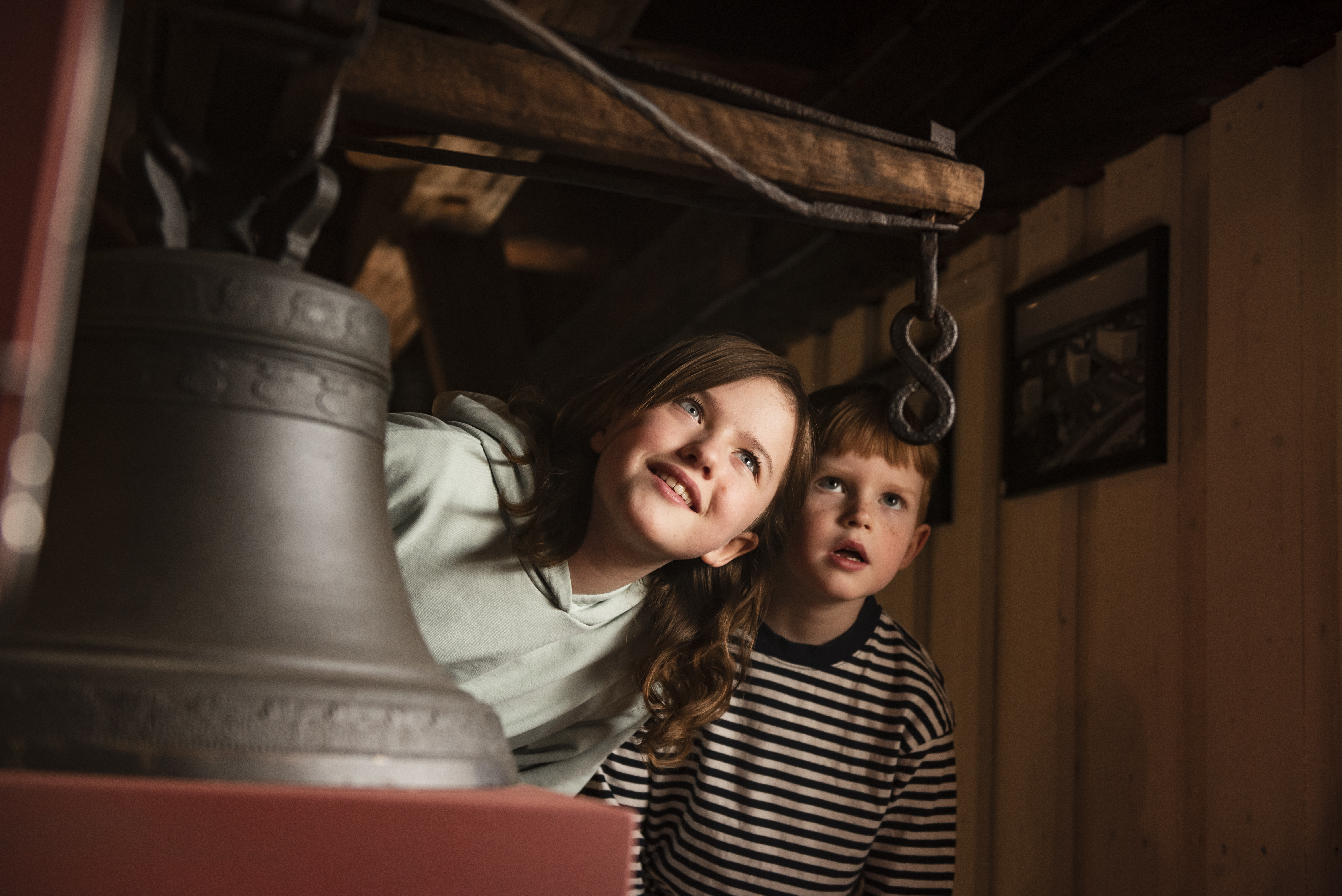 Barn upptäcker utställningen "Järnet födde staden" på Kristinehamns Historiska museum
