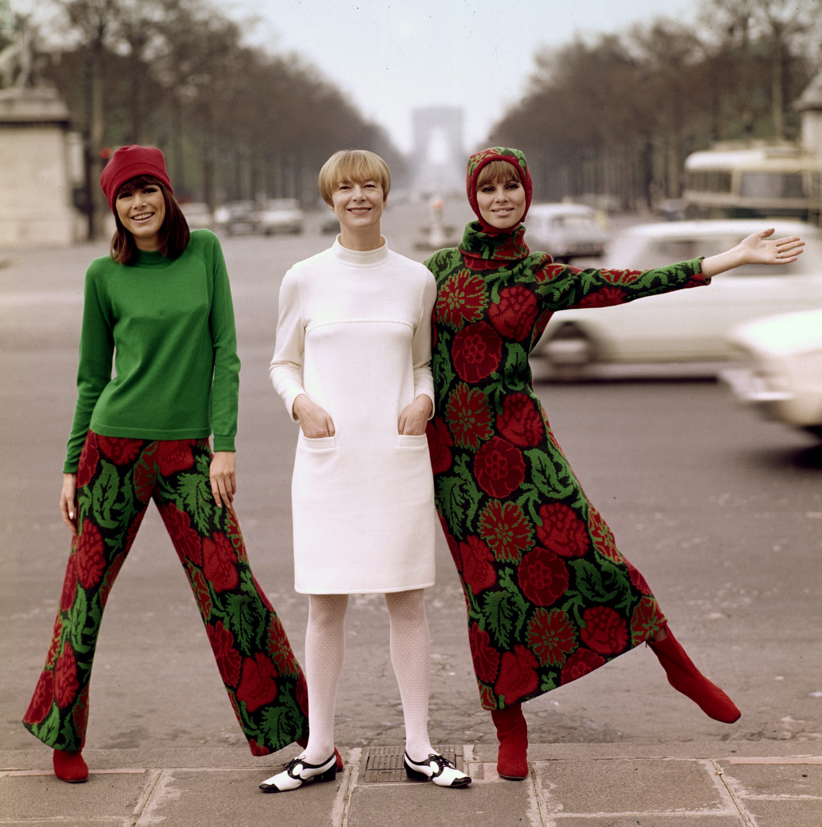 Katja Geiger, Katja of Sweden, omgiven av två av sina modeller i Paris. Foto: Björn Larsson Ask/Bonnierarkivet.